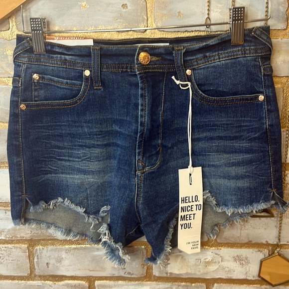 Celebrity Pink Dark Wash Mill Valley Distressed Denim Shorts, Junior’s Sz. 5/27. - Picture 4 of 9